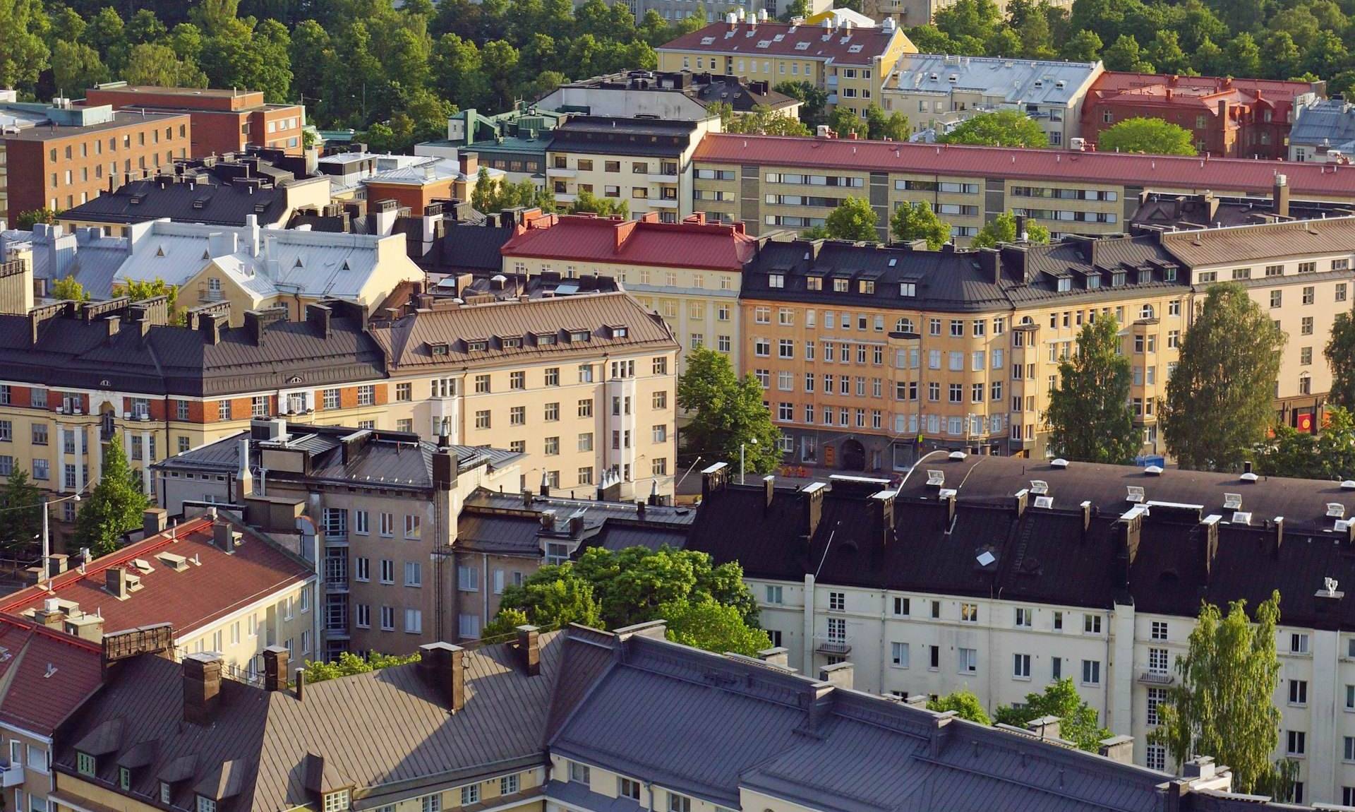 Kerrostalojen vesikattoja ilmasta kuvattuna